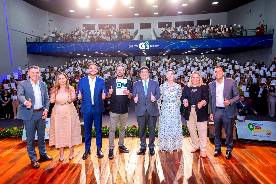 Governo do Piauí premia em dinheiro alunos, professores e servidores das 50 melhores escolas